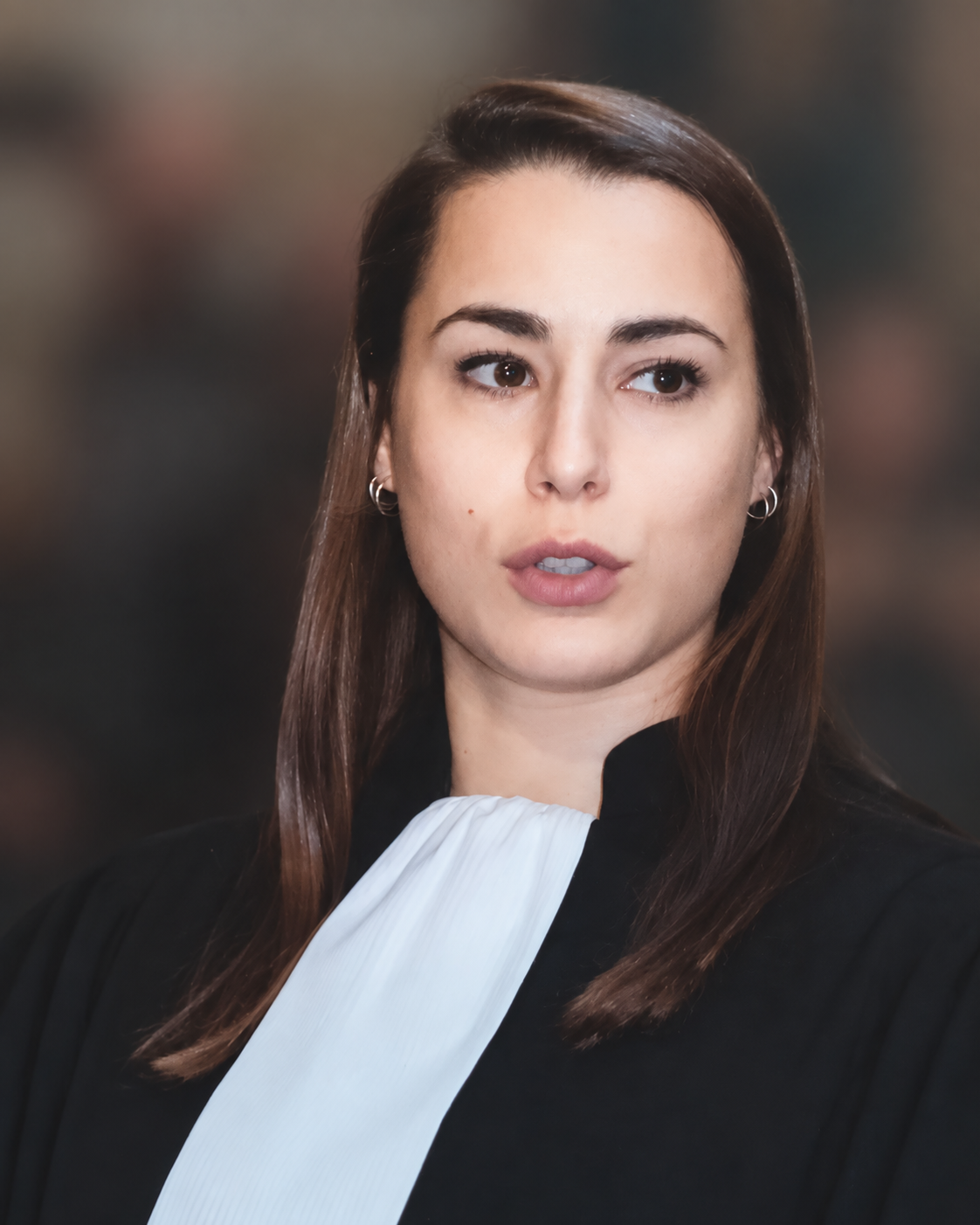 Maeva en robe d’avocate. Portrait pour un aperçu privé.